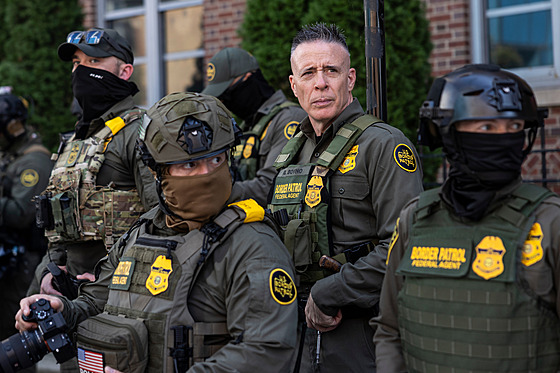 Federální agenti hlídkují v centru Chicaga. (28. záí 2025)