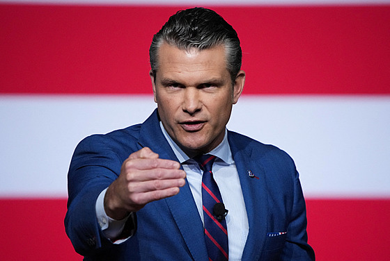 Americký ministr války Pete Hegseth hovo�í s vysokými vojenskými v�dci na...
