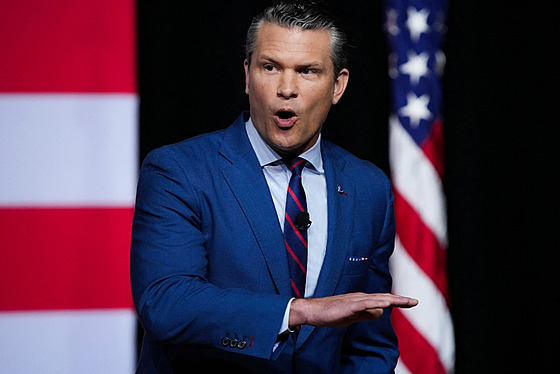 Americký ministr války Pete Hegseth hovo�í s vysokými vojenskými v�dci na...