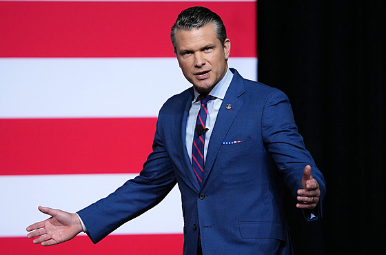 Americký ministr války Pete Hegseth hovoí s vysokými vojenskými vdci na...
