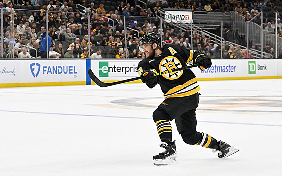 Bostonský David Pastrák stílí v pípravném utkání proti Philadelphii.