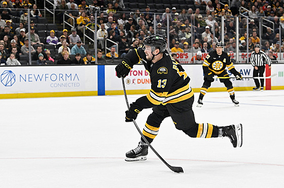 Útoník Bostonu Matj Blümel stílí v pípravném utkání proti Philadelphii.