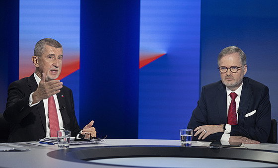 Premiér Petr Fiala a �éf ANO Andrej Babi� v po�adu Za p�t minut dvanáct v...