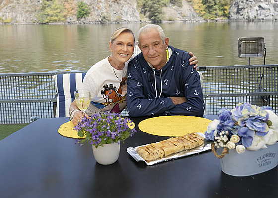 Helena Vondráková s manelem si na hausbótu pes léto krásn odpoinou.