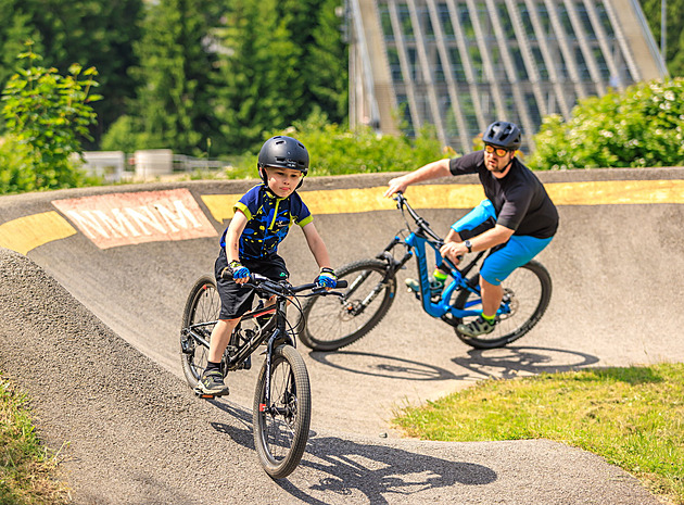Pumptrackovou dráhu s vlnami a klopenými zatákami u vyuívají dti a mladí i...
