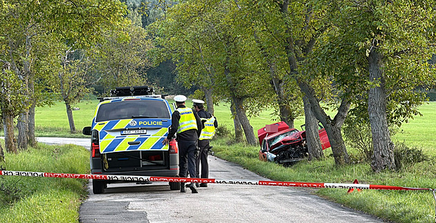 Řidič osobního auta srazil na Berounsku chodkyni, žena srážku nepřežila