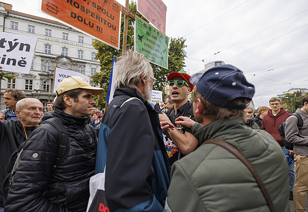 Kde jsou haly pro Sáblíkovou, rýpl si Fiala do Babiše. Vyzval k řetězovým SMS