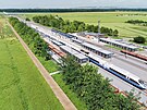 Budovn modern eleznice mezi jin a stedn Moravou pokrauje. Druhou kolej...