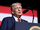 Americký prezident Donald hovo�í p�ed vysokými vojenskými v�dci na základn�...