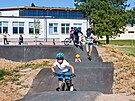 Pumptrackovou drhu s vlnami a klopenmi zatkami u vyuvaj dti a mlad i...