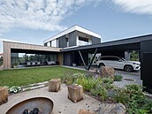 Místo tradiní garáe navrhly architektky pouze parkovací stání, co pispívá...