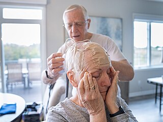 Elektrody. Stídavý elektrický proud nií buky nádoru.