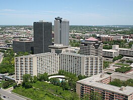 Slavnostní otevení probhlo o dva roky díve. Byla to nejvyí stavba v Kansas...