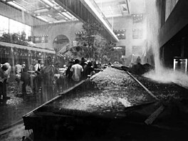 Tm, kteí jet ili a zstali pod troskami, hrozilo utopení. Ze znieného...