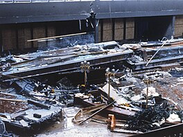 Vtinu host, nacházejících se pod chodníky, hmotnost konstrukcí rozmakala....