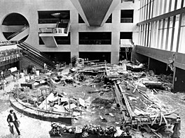 To veselé dní v peplnném atriu sledovalo z vyvýeného chodníku ve tvrtém...