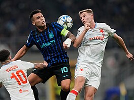 Momentka ze souboje mezi Lautarem Martínezem (vlevo) a Davidem Zimou ze Slavie.