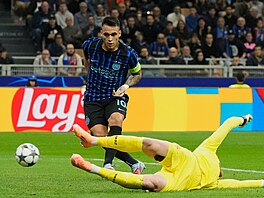 Lautaro Martínez z Interu skóruje v utkání Ligy mistr proti Slavii.