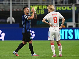 Dvougólový stelec Lautaro Martínez z Interu stídá, vedle nj Daiki Haioka ze...