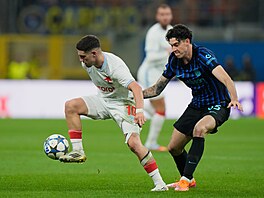 Momentka z utkání Ligy mistr mezi Interem a Slavií. S balonem slávista...