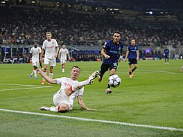 Slávistický obránce Tomá Vlek odkopává mí v utkání s Interem.