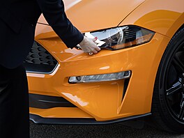 Ford vyuívá kávové slupky, které se oddlují od zrn pi procesu praení u...