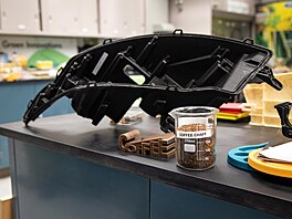 Ford vyuívá kávové slupky, které se oddlují od zrn pi procesu praení u...