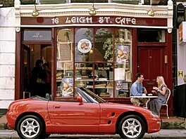 Malý sportovní roadster Suzuki Cappuccino z let 1991 a 1998 se svým jménem...