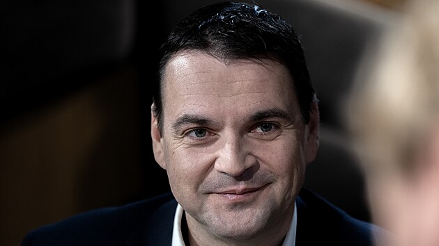 Hostem po�adu Rozst�el je Petr Macinka, p�edseda strany Motorist� sob�. Po�ad moderuje Jaroslav Plesl, ��fredaktor den�ku Mlad� fronta DNES.