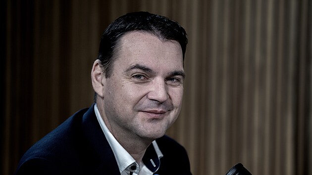 Hostem po�adu Rozst�el je Petr Macinka, p�edseda strany Motorist� sob�. Po�ad moderuje Jaroslav Plesl, ��fredaktor den�ku Mlad� fronta DNES.