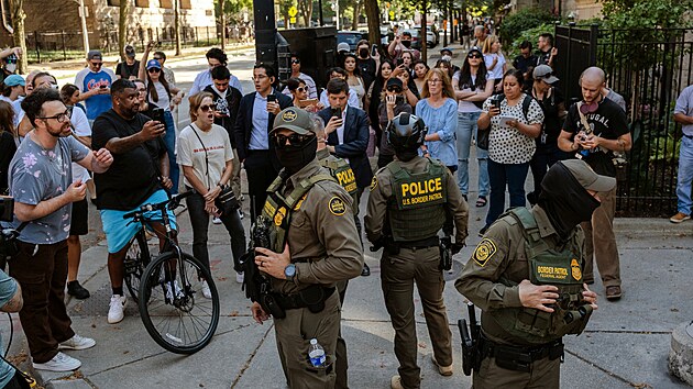 Federln agenti hldkuj v centru Chicaga. (28. z 2025)