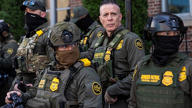 Federln agenti hldkuj v centru Chicaga. (28. z 2025)