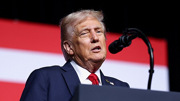 Americk prezident Donald hovo ped vysokmi vojenskmi vdci na zkladn nmon pchoty Quantico ve Virginii. (30. z 2025)