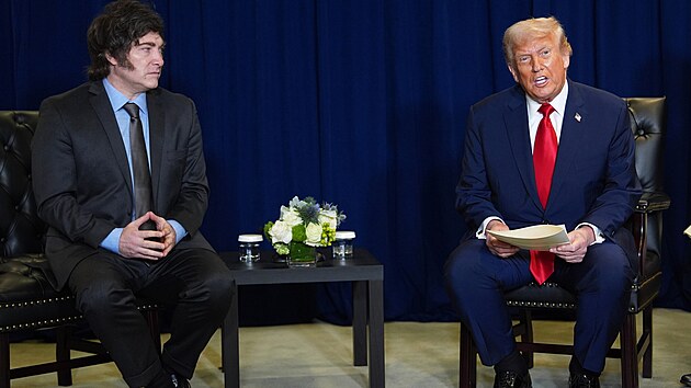 Prezident Donald Trump s argentinským prezidentem Javierem Mileiem b�hem...