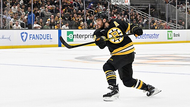 Bostonský David Pastr�ák st�ílí v p�ípravném utkání proti Philadelphii.