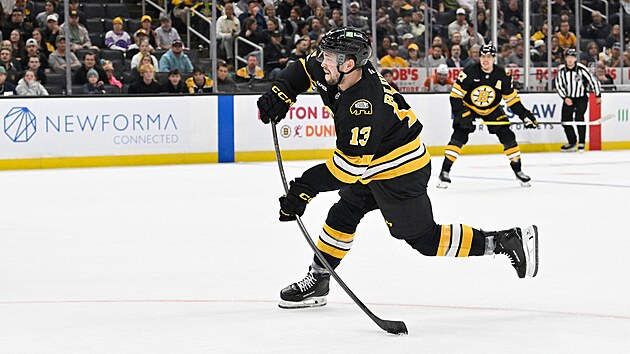 Úto�ník Bostonu Mat�j Blümel st�ílí v p�ípravném utkání proti Philadelphii.