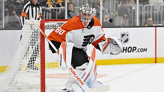 Brank Philadelphie Daniel Vlada bhem ppravnho utkn proti Bostonu.