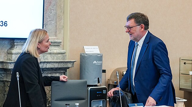 Ministr financ Zbynk Stanjura a ministryn obrany Jana ernochov na jednn vldy, poslednm ped volbami do Snmovny (30. z 2025)
