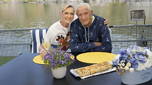 Helena Vondrkov s manelem si na hausbtu pes lto krsn odpoinou.