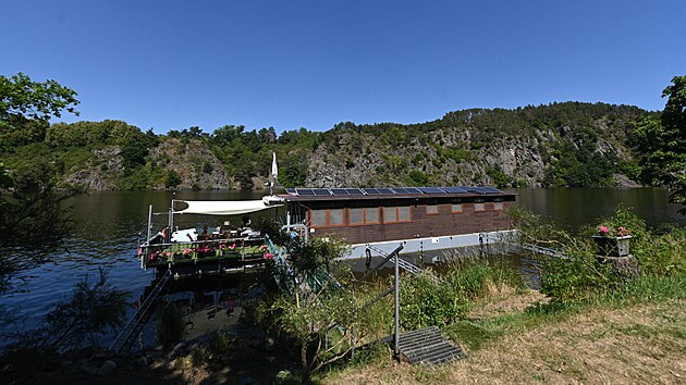 Mj hausbt m sv stl kotvit a nen mobiln. J ho beru sp jako takovou chalupu na vod  msto, kam se lovk vrac, aby si odpoinul. Ale piznm se, e pedstava vyrazit s hausbtem na del cestu, a u u ns nebo v cizin, m vdycky trochu lkala, k oblben zpvaka.