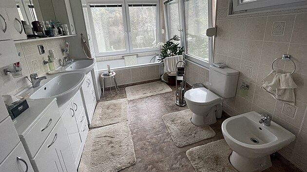 Koupelna je velk a pln vybaven vetn toalety.