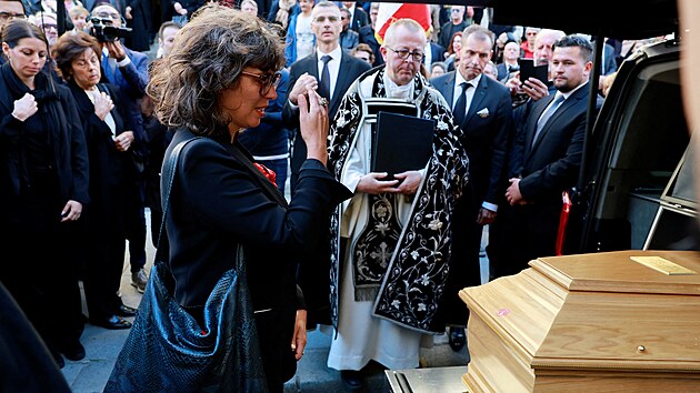 Dcera Claudie Cardinalov� lou��c� se naposledy se svou matkou na poh�bu. (30. z��� 2025).