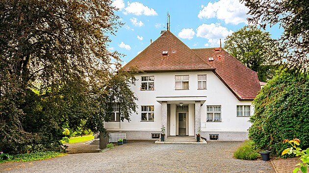 Elegantn� kombinuje dobovou  architekturu s modern�mi prvky, ��m� si uchov�v� atmosf�ru nej�sp�n�j��
�ry pln� nad�je, prosperity a vyt��ben�ho vkusu, ani� by ob�tovala komfort sou�asn�ho bydlen�.