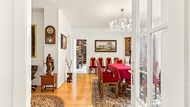 Elegantn� kombinuje dobovou  architekturu s modern�mi prvky, ��m� si uchov�v� atmosf�ru nej�sp�n�j��
�ry pln� nad�je, prosperity a vyt��ben�ho vkusu, ani� by ob�tovala komfort sou�asn�ho bydlen�.