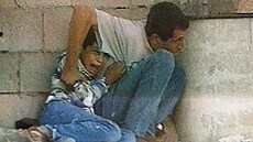 Druhá intifáda práv zaala. Muhammad al-Dura se svým otcem Damalem na...