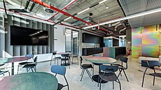 Brynýrovaný plech dodává prostoru dynamiku a vizuální vrstevnatost. 