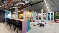Brynýrovaný plech a sklenná píka z Copilitu dodávají prostoru dynamiku a...
