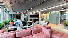 Modulární sedaky doplují designová kesla a elegantní stolky rzných tvar a...