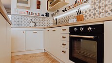 Spousta �asu strávila investorka brou�ením, �ezáním a natíráním kuchy�ských...