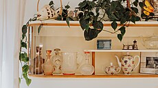 Z n�kolika kredencí vypreparovala majitelka �ásti, které se jí líbily, a t�mi...